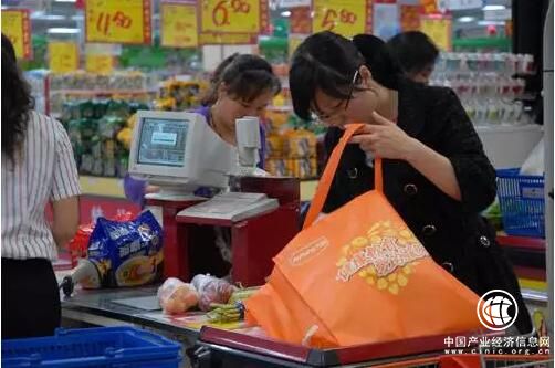 限塑十年：大型商超使用量明显下降 外卖快递成大户